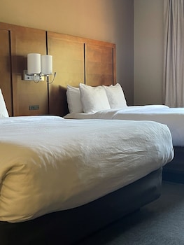 Room, 2 Queen Beds, Accessible, Non Smoking (Mobility, Roll-In Shower)