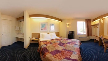 Standard Room, 1 Queen Bed, Non Smoking, Refrigerator & Microwave