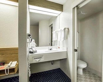 Standard Room, 1 Queen Bed, Non Smoking, Refrigerator & Microwave