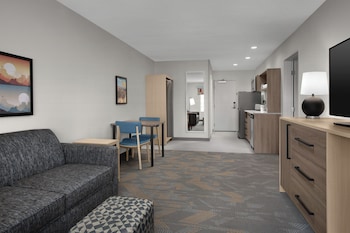 Suite, 1 King Bed, Accessible (Roll-In Shower)