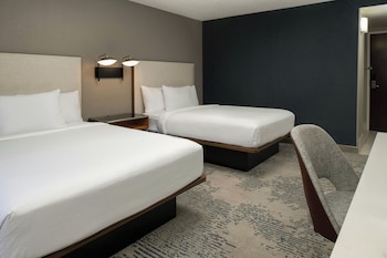 Room, 2 Queen Beds (Mobility Accessible, Tub)