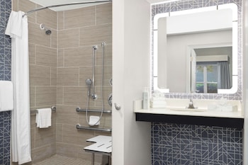 Suite, 1 King Bed, Accessible, Bathtub (Mobility & Hearing)