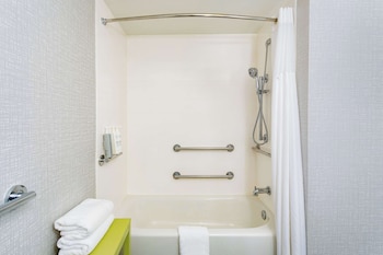 One KNG ACCESSIBLE TUB NS