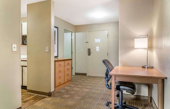 Deluxe Studio, 1 Queen Bed with Sofa bed, Non Smoking