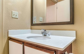 Deluxe Studio, 1 Queen Bed with Sofa bed, Non Smoking