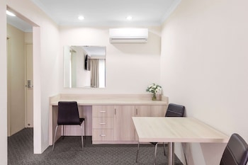 Executive Suite, 1 Queen Bed, Non Smoking (Larger Room;Quiet Location)