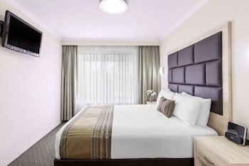 Executive Suite, 1 Queen Bed, Non Smoking (Larger Room;Quiet Location)
