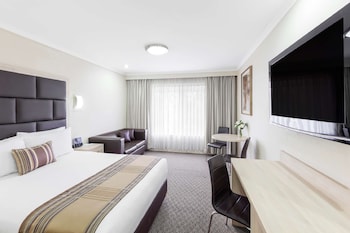 Executive Room, 1 Queen Bed, Non Smoking, Pool View