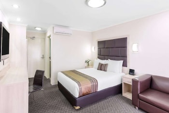 Executive Room, 1 Queen Bed, Non Smoking, Pool View