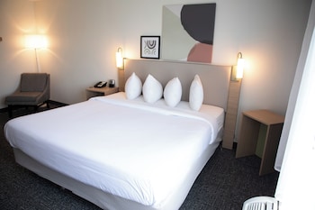 Room, 1 King Bed, Accessible (Mobility & Hearing, Roll-in Shower)