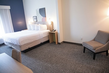 Room, 1 King Bed, Accessible (Mobility & Hearing, Roll-in Shower)