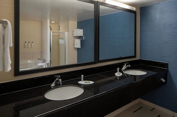 Suite, 1 Bedroom, Corner (Mobility Accessible, Tub)
