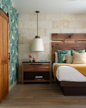 Suite, 1 King Bed, Garden View