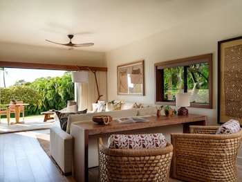 Suite, 1 King Bed, Garden View