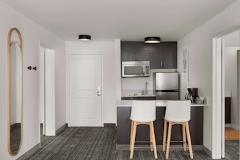 Suite, 2 Bedrooms (Mobility/Hearing Access, Roll-In Shwr)