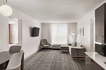 Suite, 2 Bedrooms (Mobility/Hearing Access, Roll-In Shwr)