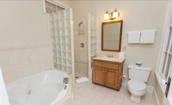 Deluxe Room, 1 Queen Bed
