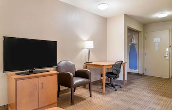 Deluxe Studio, 1 Queen Bed with Sofa bed, Non Smoking