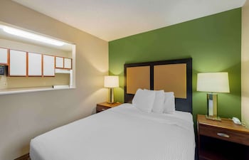 Deluxe Studio, 1 Queen Bed with Sofa bed, Non Smoking