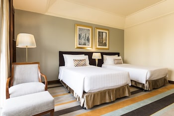 Grand Deluxe Lake or Pagoda View Twin Bed