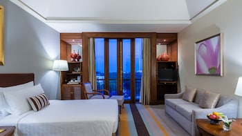 Deluxe City View King Bed