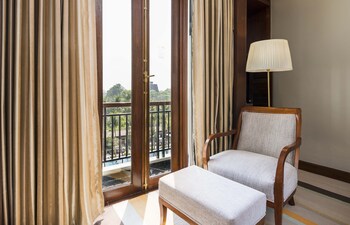 Grand Deluxe Lake or Pagoda View King Bed