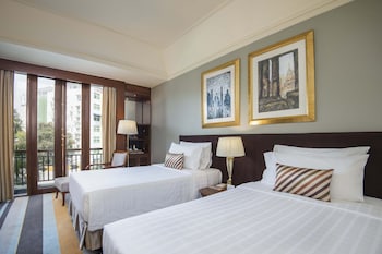 Deluxe Lake or Garden View Twin Bed