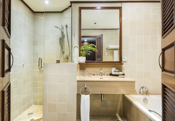 Grand Deluxe Lake or Pagoda View King Bed
