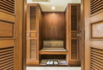 Club Room Lake or Pagoda