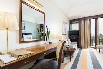 Grand Deluxe Lake or Pagoda View Twin Bed