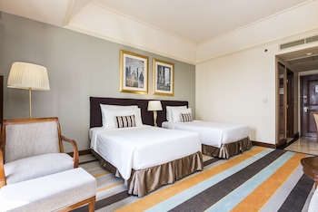 Grand Deluxe Lake or Pagoda View Twin Bed