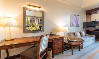 Grand Deluxe City View King Bed