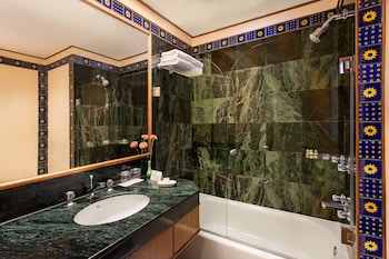 Deluxe Room, 1 King Bed, Lake View