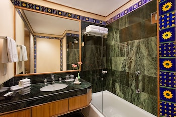 Deluxe Room, 1 King Bed, Garden View