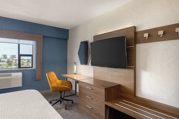 Standard Room, 1 Queen Bed, Accessible (Access Tub)