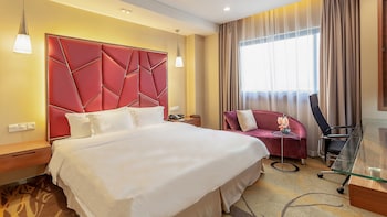 Premium Room, 1 King Bed, Non Smoking, Garden View