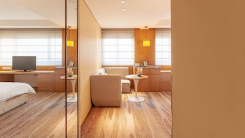 Premium Room, 1 King Bed, Non Smoking (Lounge Access)