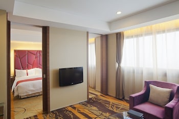 Suite, 1 King Bed, Non Smoking, Garden View