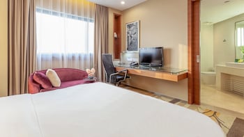 Premium Room, 1 King Bed, Non Smoking, Garden View