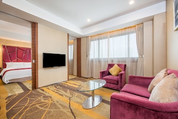 Suite, 1 King Bed, Non Smoking, Garden View