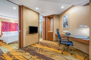 Suite, 1 King Bed, Non Smoking, Garden View