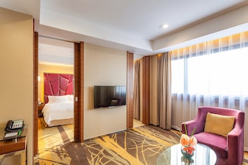 Suite, 1 King Bed, Non Smoking, Garden View