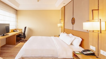Premium Room, 1 King Bed, Non Smoking (Lounge Access)