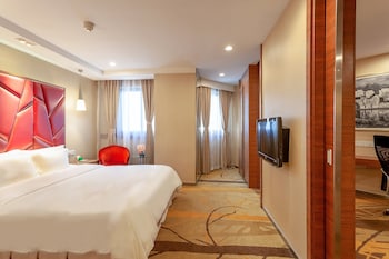 Suite, 1 King Bed, Non Smoking, Garden View