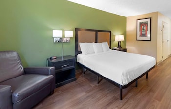 Deluxe Studio, 1 Queen Bed with Sofa bed, Non Smoking