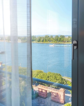 Room, 2 Twin Beds, River View