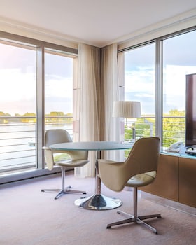 Deluxe Room, 1 King Bed (Club Access)