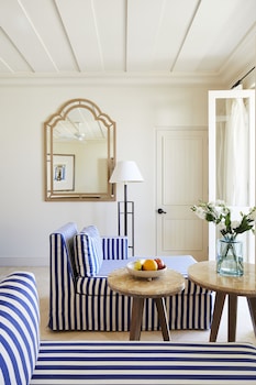 Family Interconnecting Studio Suites with Sea View