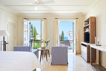Family Interconnecting Studio Suites with Sea View