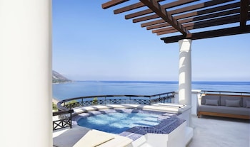 Adonis/Aphrodite Suite with Outdoor Whirlpool